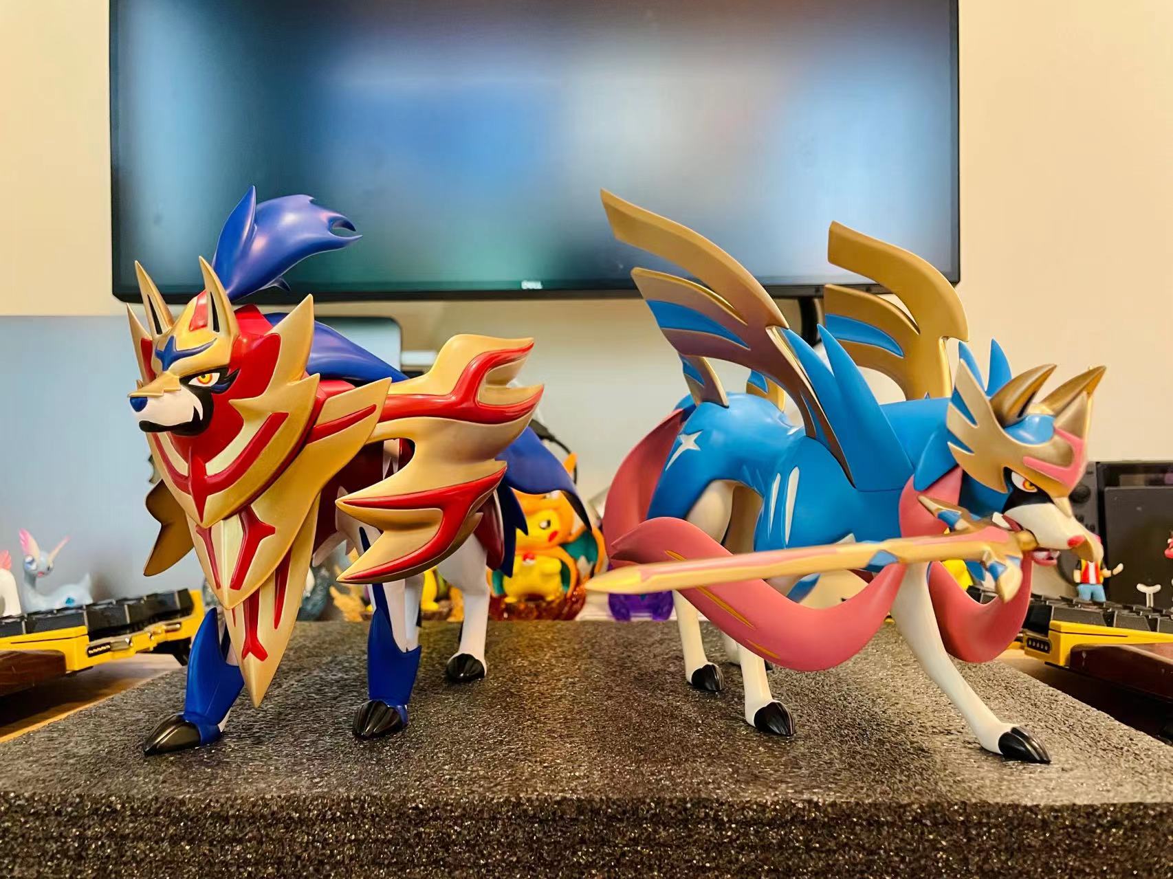 Super Pixelmon Lucky Block Battle - ZACIAN, ZAMAZENTA, AND